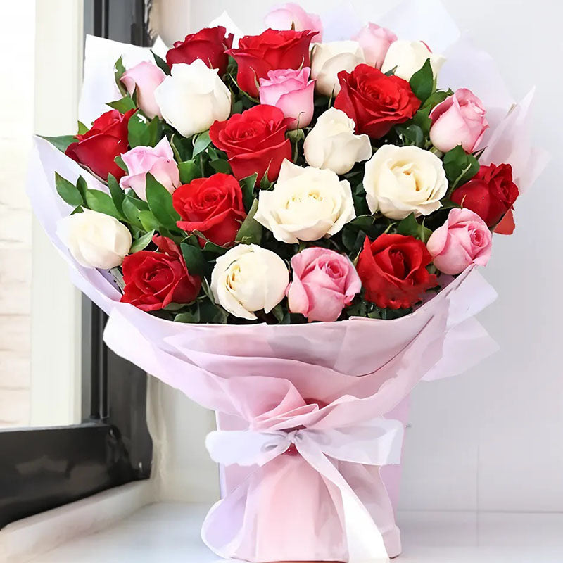 Mixed Love Roses Fresh Flower Hand Bouquet - Send Valentines Flower bouquet