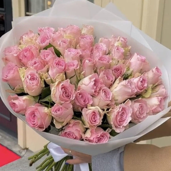 Simply Pink Roses Fresh Flower Hand Bouquet - bouquet for valentines Uae